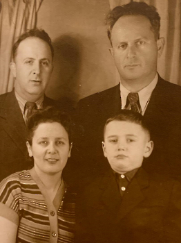 Справа В. Э. Дымшиц с братом, сестрой и сыном